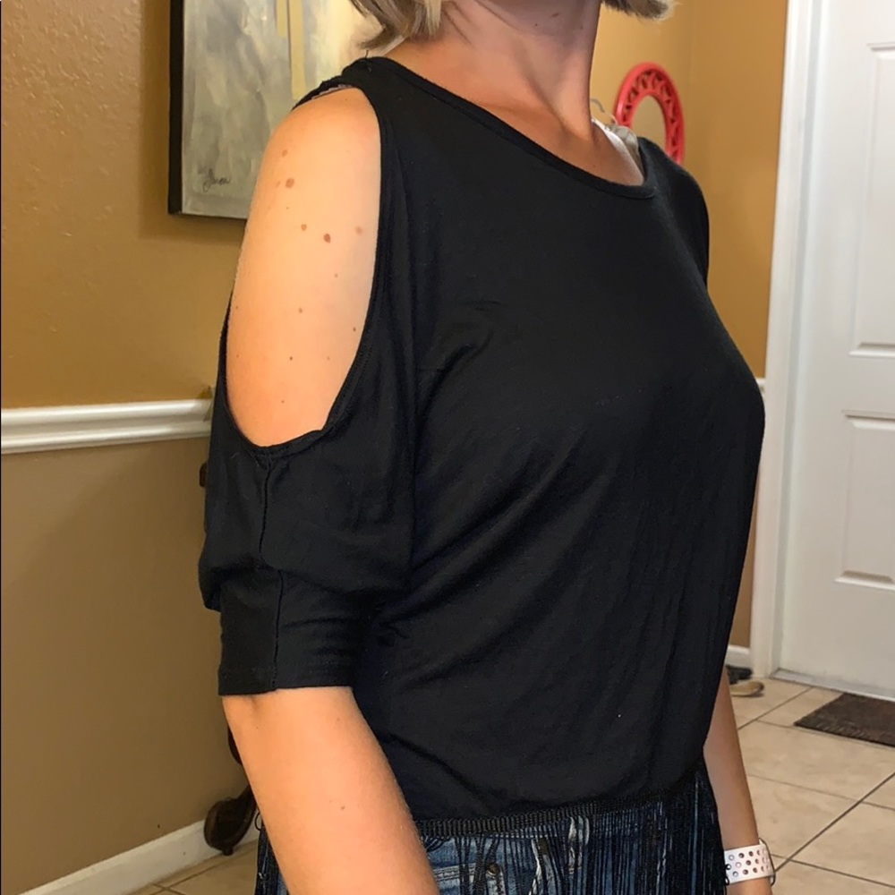 Cut out shoulders shirt.